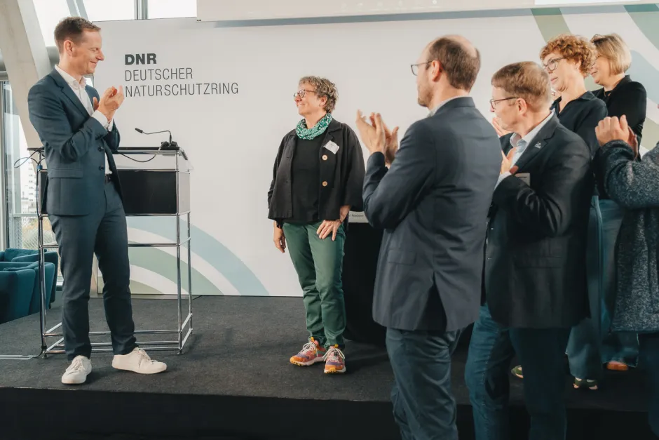 Das neu gewählte DNR-Präsidium bedankt sich bei der langjährigen Schatzmeisterin und Beisitzerin im Präsidium: Ute Dicks